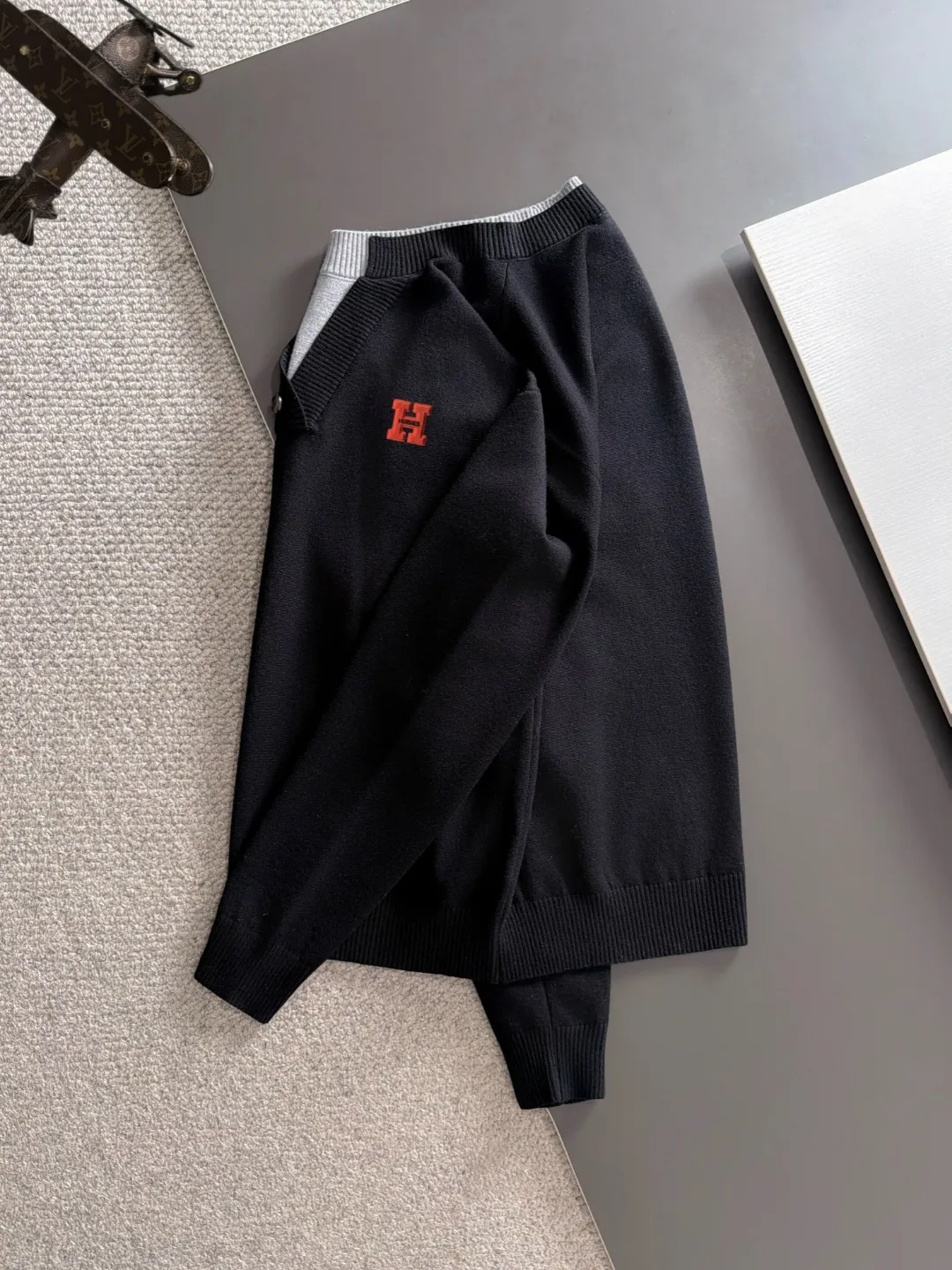 Next day shipping P195 Hermès 2026 Autumn and Winter latest sweater from the official website, now on sale at the counter simultaneously Hot Sale! Specially made of wool blended fabric. It feels comfortable and can be directly in contact with the skin. The logo badge is exquisitely embroidered, which is extremely eye-catching! The details highlight the fashionable charm of big brands. Exquisite workmanship. Three-dimensional cutting style. The wearing effect is invincible and handsome! All three standards are complete! Sizes:M-3XL